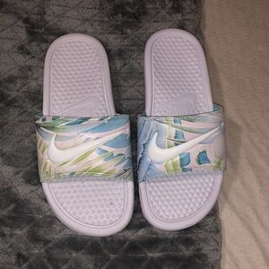Nike sandals size 6